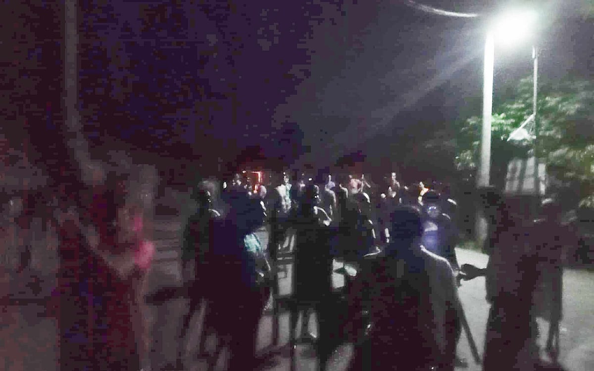 বিভিন্ন গ্রামে দলে দলে পাহারা দেন স্থানীয় বাসিন্দারা। গতকাল মঙ্গলবার রাতে খুলনার দাকোপ উপজেলায়